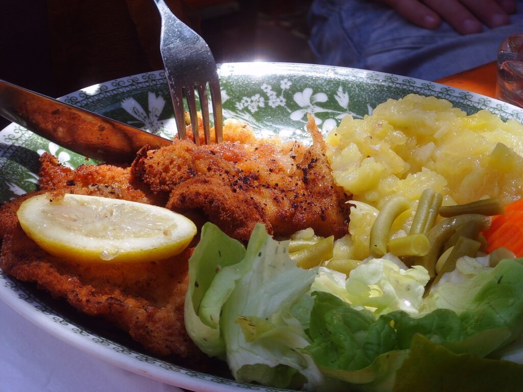 Wiener Schnitzel beim Heurigen